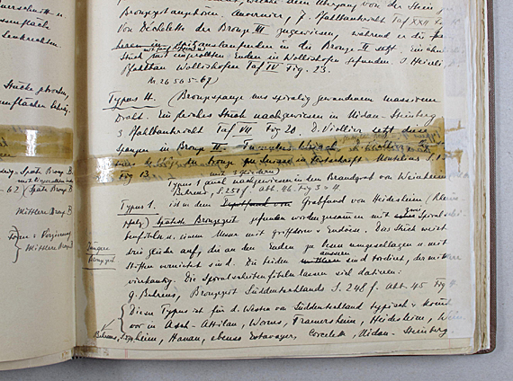 Handschrift auf Papier mit Starker Verbräunungen durch eine alte Scotchverklebung
